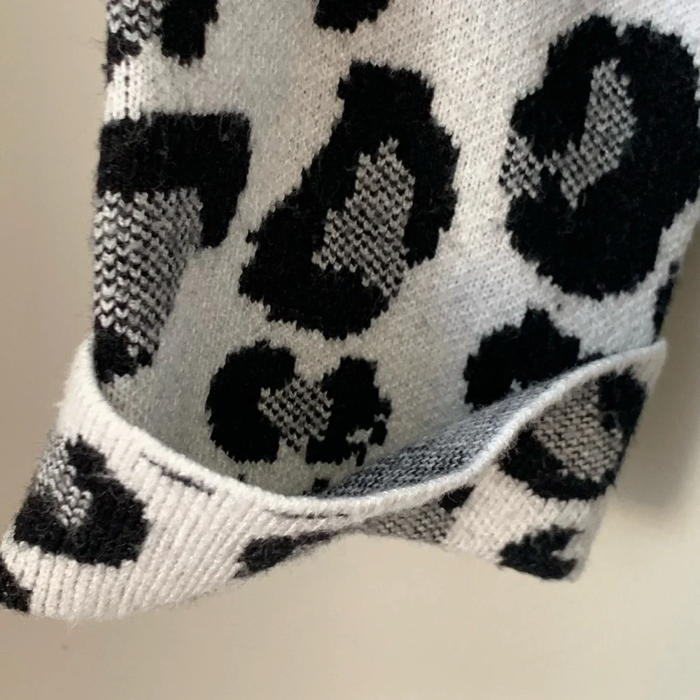 TAHARI Animal Print Mock Neck Turtleneck 3/4 Cuffed Sleeve Sweater